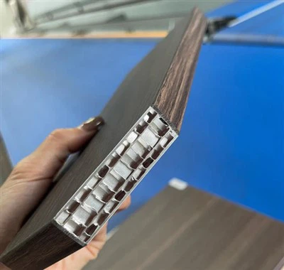 Þriggja-laga ál honeycomb spjaldið er notað fyrir húsgögnin.